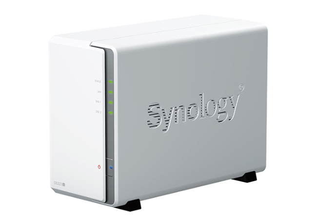 Foto Synology lanza DS223j, la última solución para mejorar la gestión de archivos, junto a los discos duros HAT3300 de la serie Plus.
