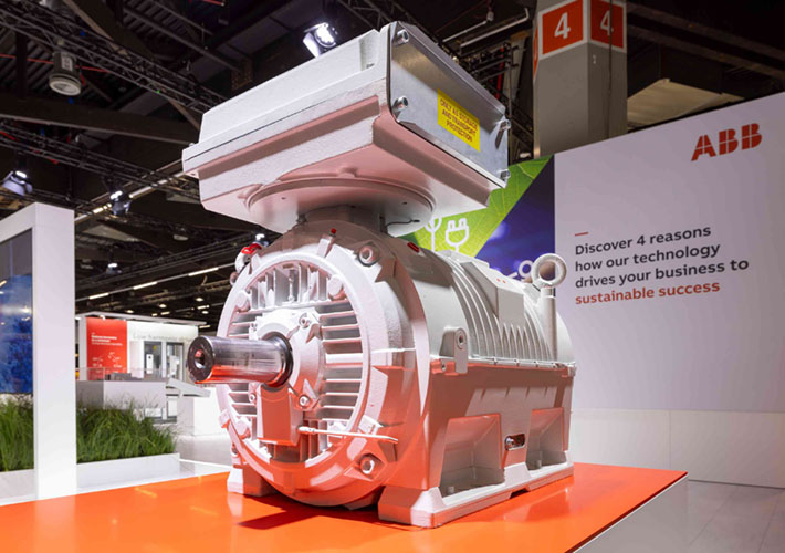 foto ABB lanza en primicia un nuevo motor SynRM IE5 de refrigeración líquida más eficiente y de alta potencia.