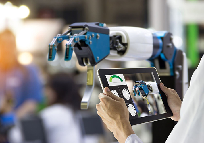 foto noticia Limitaciones de los robots industriales. Cómo superarlas: Neil Ballinger, jefe de EMEA del proveedor de piezas de automatización EU Automation.