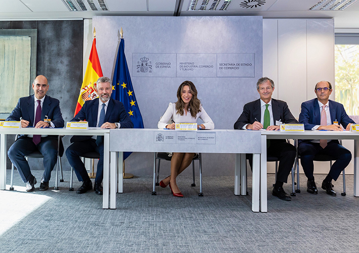 Foto Iberdrola, CaixaBank y BNP Paribas firman el primer préstamo sindicado verde con la cobertura de Cesce por cuenta del Estado por 500 millones de euros.
