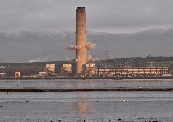 Foto Demolición de la chimenea de la mayor central eléctrica de carbón de Europa.