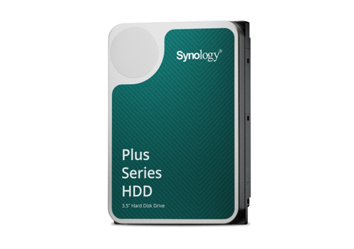 foto noticia Synology lanza DS223j, la última solución para mejorar la gestión de archivos, junto a los discos duros HAT3300 de la serie Plus.