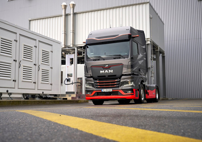 Foto ABB E-mobility y MAN muestran por primera vez la carga de megavatios en el eTruck.