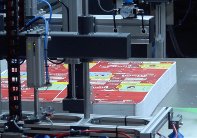 Foto Eurecat y Gràfiques Manlleu crean un sistema de etiquetado con inteligencia artificial y fotónica que asegura una producción con cero errores.