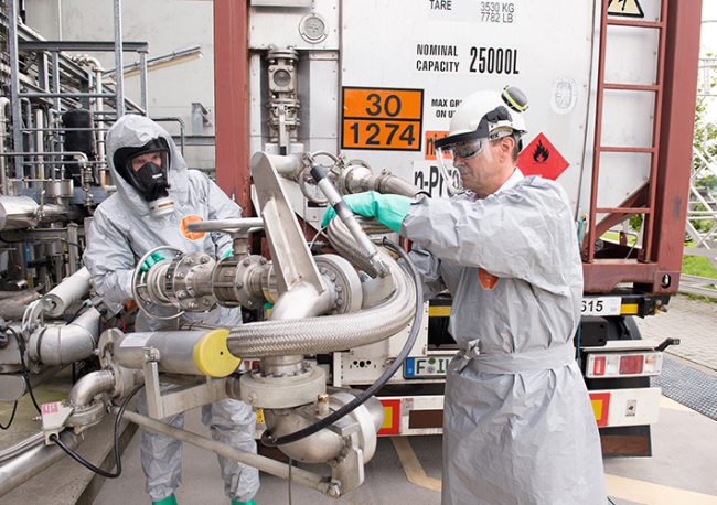 Foto El mono Tychem® 6000 F FaceSeal de DuPont protege a los empleados del sector farmacéutico que trabaja en contacto con sustancias peligrosas: Un nuevo video explica el procedimiento adecuado de colocación y retirada.