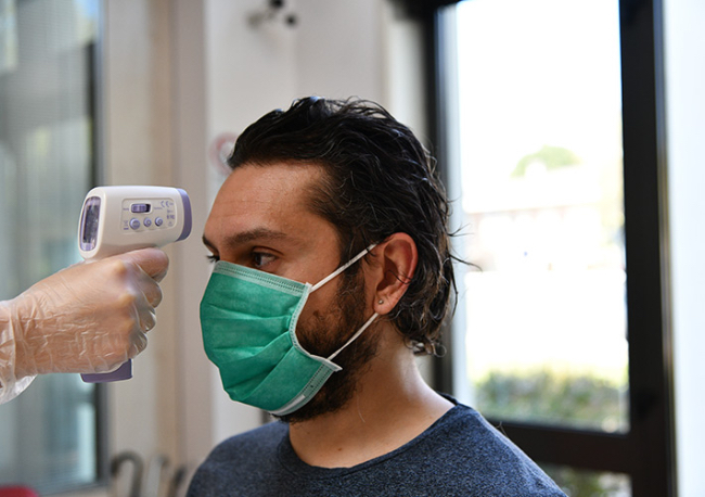 Foto TERMÓMETRO PARA LA MEDICIÓN DE TEMPERATURA CORPORAL SIN CONTACTO