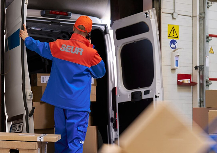 foto SEUR refuerza su plantilla con 2.800 incorporaciones para afrontar el Black Friday, la Navidad y las rebajas.