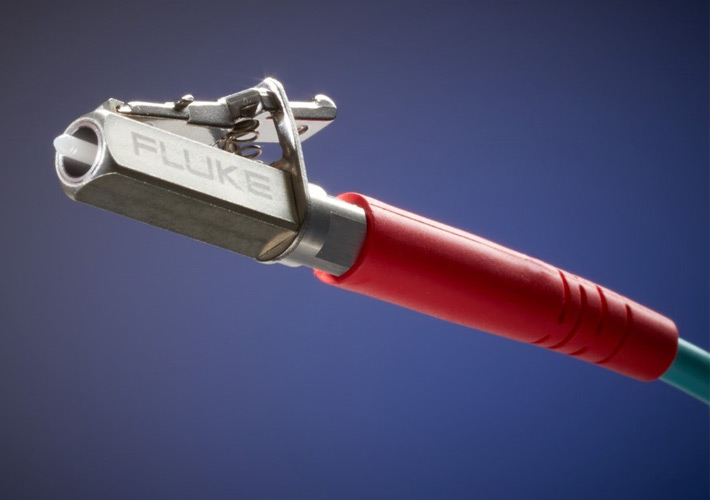 Foto Conector LC metálico para cables de referencia en comprobación de conexiones de fibra óptica