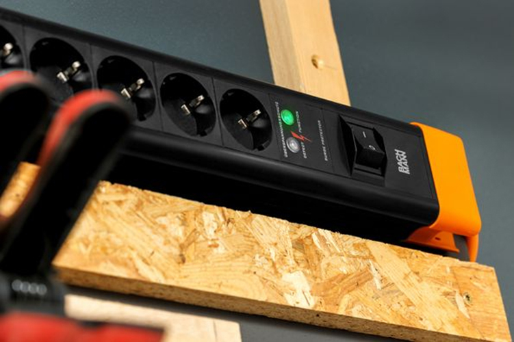 foto Regleta de enchufes con conexiones USB de 22 W para carga de teléfonos y tabletas.