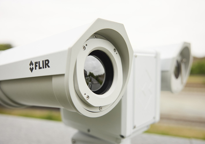 foto LA NUEVA TECNOLOGÍA DE LAS CÁMARAS DE FLIR PROPORCIONA LA MÁXIMA SEGURIDAD PERIMETRAL PARA QUE LOS USUARIOS PUEDAN DETECTAR, RASTREAR Y ACTUAR.