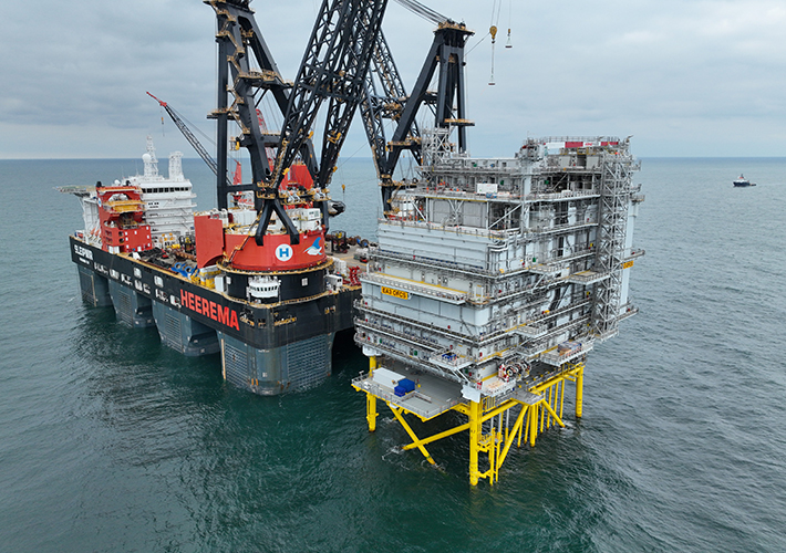 foto noticia Iberdrola instala la estación convertidora de su parque eólico marino East Anglia THREE, la primera del Grupo con tecnología de corriente continua (HVDC).