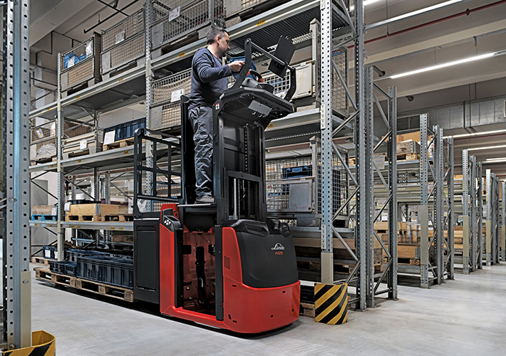 foto Linde MH lanza nuevos preparadores de pedidos horizontales con batería Li-ION integrada.