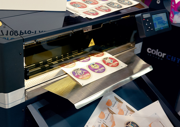 foto Konica Minolta presenta la nueva Plockmatic ColorCut SC7100Pro T XL: nuevas posibilidades en el acabado digital.