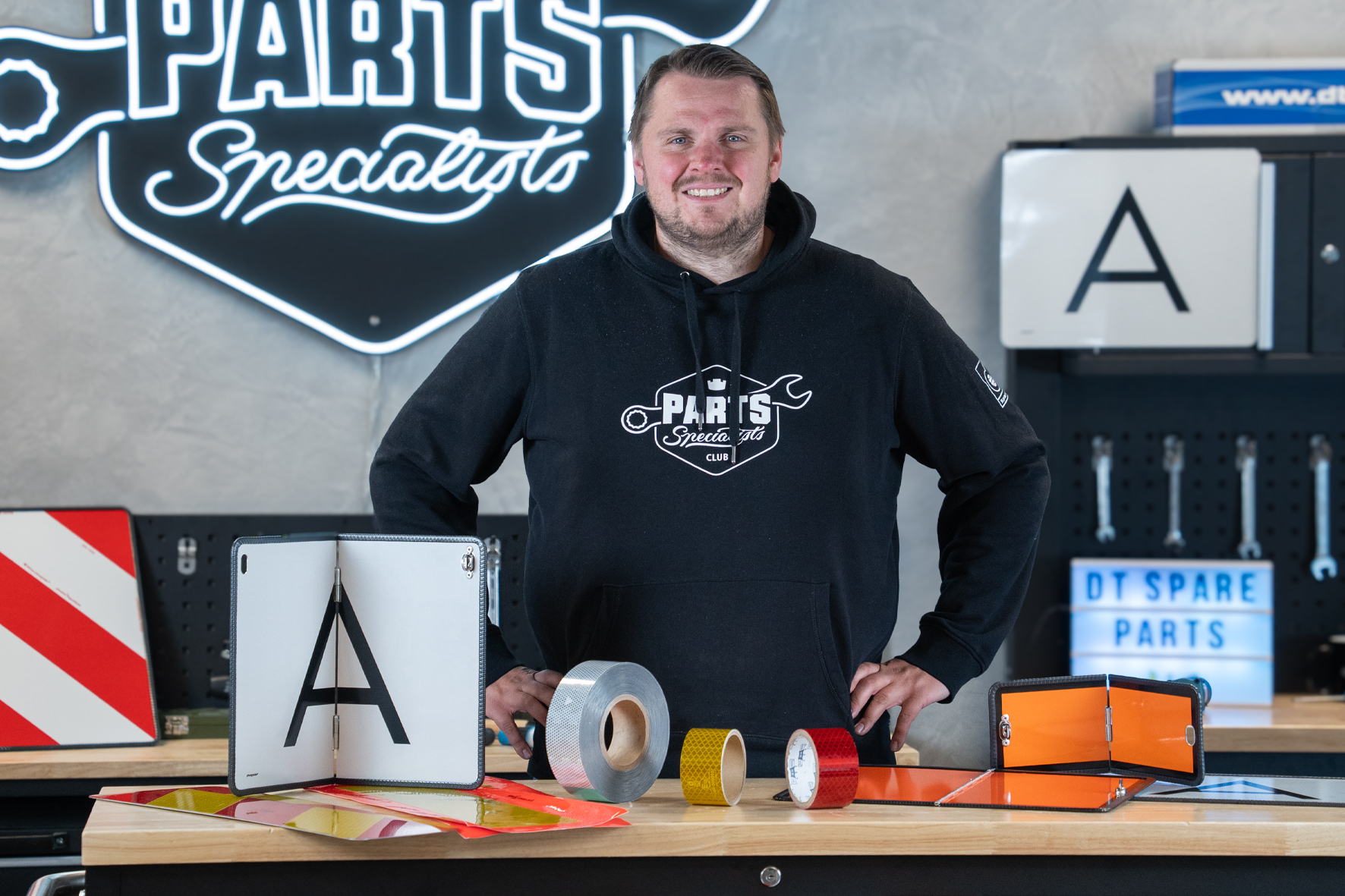 foto Etiquetas de advertencia DT Spare Parts presentadas por los Parts Specialists.
