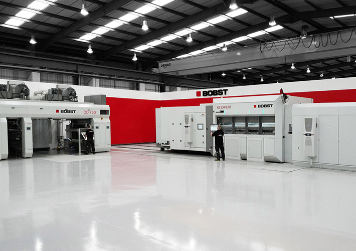 Foto La línea de recubrimiento CO 750 instalada en el Centro de Competencia de Bobst Manchester ofrecerá innovadoras soluciones de recubrimientos combinados.