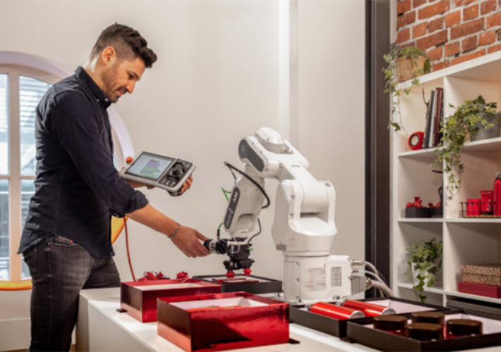 Foto ABB lanza la nueva generación de cobots para impulsar la automatización en nuevos sectores y usuarios principiantes.