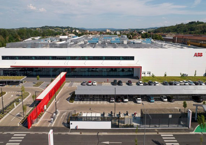 foto noticia ABB E-mobility abre su mayor planta de producción de cargadores rápidos de CC en Italia