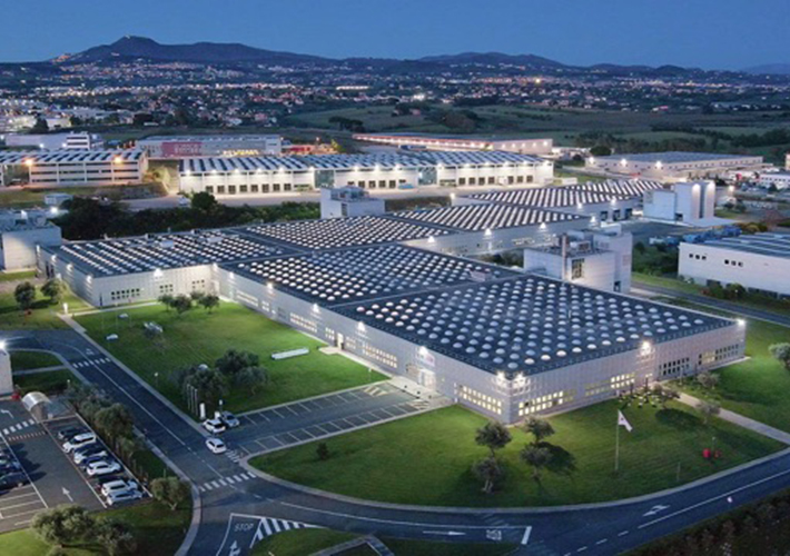 foto noticia El 25% de la electricidad de la fábrica de Santa Palomba de ABB será suministrada por una planta fotovoltaica local.