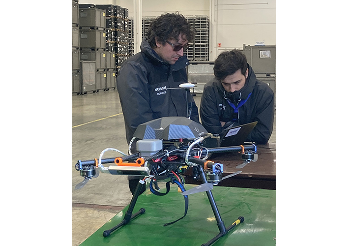 Foto Exploran un nuevo sistema de transporte aéreo de materiales con drones para la industria de la automoción.
