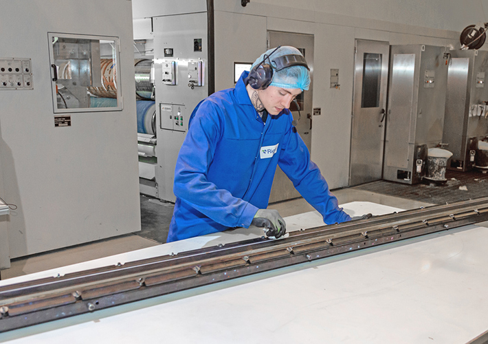 Foto Rigid Containers combina rendimiento y seguridad invirtiendo en innovación de BOBST.