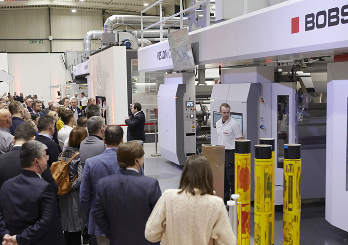 Foto BOBST y sus socios del sector presentan un proceso completo de impresión en la jornada de puertas abiertas en el nuevo Centro de Excelencia Flexo.