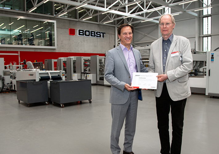 foto BOBST premia al empleado inventor por innovar en la eficiencia de la impresión.
