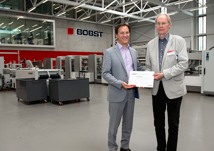 Foto BOBST premia al empleado inventor por innovar en la eficiencia de la impresión.