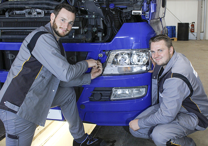 Foto Un diciembre iluminado por los Parts Specialists.

Los profesionales del taller reparan el sistema de iluminación.