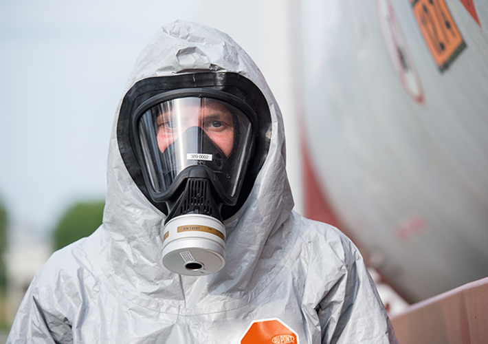 foto noticia El mono Tychem® 6000 F FaceSeal de DuPont protege a los empleados del sector farmacéutico que trabaja en contacto con sustancias peligrosas: Un nuevo video explica el procedimiento adecuado de colocación y retirada.