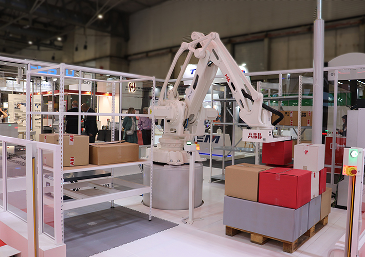 Foto Los robots de ABB garantizan flexibilidad y simplicidad a los sectores logístico y del embalaje y optimizan la productividad: ahorro de tiempo, espacio y costes.