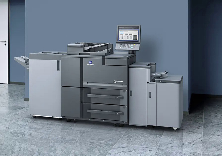 Foto Konica Minolta presenta la impresora AccurioPrint 2100.