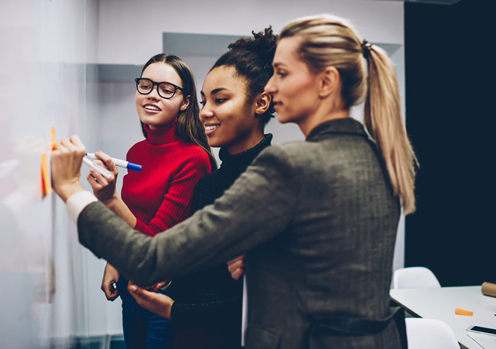 Foto Konica Minolta celebra el Día Internacional de la Mujer 2021 uniendo a los empleados de todo el mundo para desafiarse entre sí para crear un lugar de trabajo más equitativo.