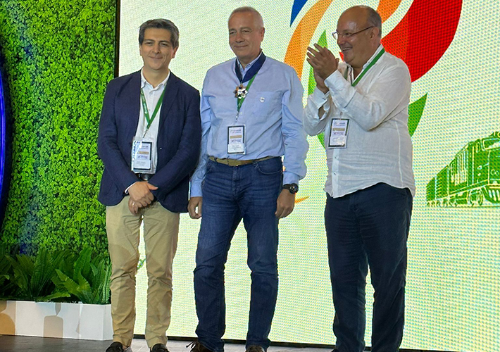 Foto Pere Navarro recibe la medalla de mérito de FITAC en Colombia.