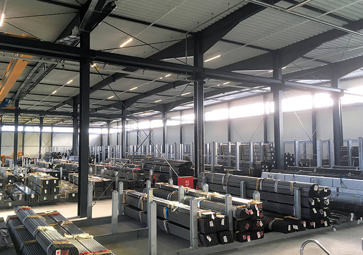 Foto HTI: Estanterías de almacenamiento vertical y cantiléver a medida para una logística de tubos eficiente