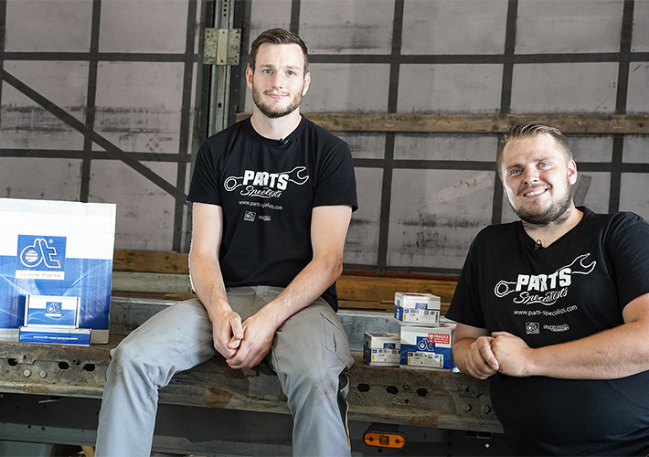 Foto Los Parts Specialists reparan un semirremolque