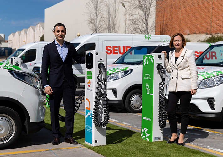 foto noticia Repsol y SEUR firman un acuerdo estratégico para avanzar en la movilidad eléctrica.
