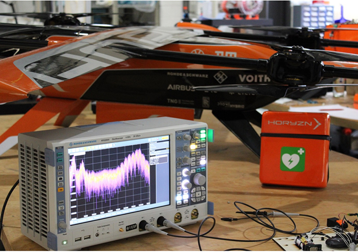 foto noticia Rohde & Schwarz patrocina las iniciativas estudiantiles HORYZN y LEVITUM con equipos de prueba para el desarrollo de drones.