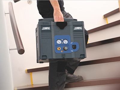 Foto Taller portátil Multibox de ABAC. Compresor pequeño y ligero sin aceite