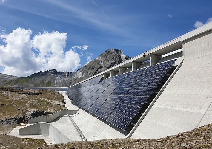 Foto La planta solar alpina más grande de Suiza entra en pleno funcionamiento.