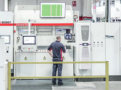 Foto IG Design Group UK Ltd ya cuenta con una BOBST K4000 con Hawkeye.