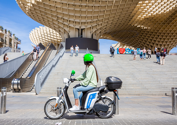 foto noticia El motosharing de Cooltra entra en Andalucía con 400 motos eléctricas en Sevilla.