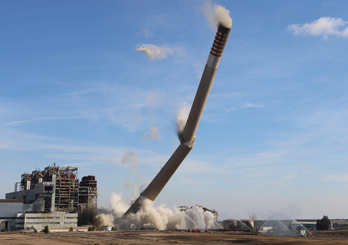 foto noticia Endesa avanza en el desmantelamiento de la central térmica Andorra con la voladura de la chimenea de 343 metros de altura.