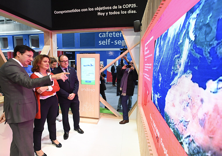 foto noticia TERESA RIBERA CONOCE LOS PLANES DE TRANSICIÓN JUSTA DE ENDESA EN EL STAND DE LA COP25