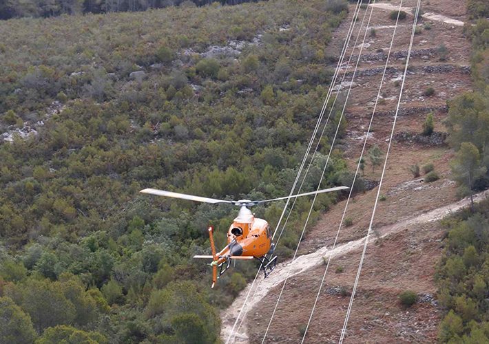 Foto Helicópteros, drones y una batería de dispositivos tecnológicos para proteger los bosques.