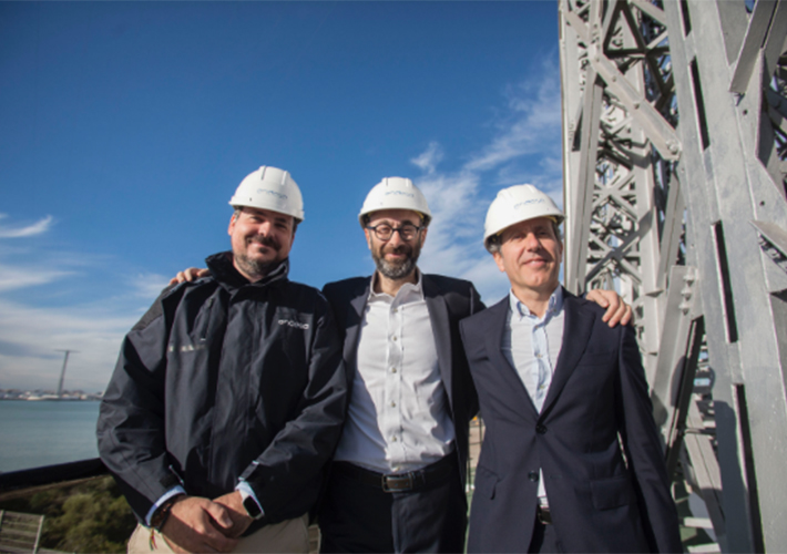 Foto Endesa conecta los nuevos cables de alta tensión de las torres de la bahía de Cádiz.