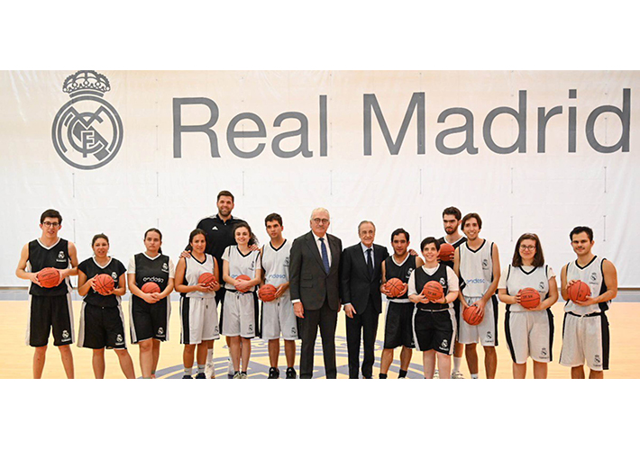 Foto Florentino Pérez y José Bogas firman el acuerdo de colaboración para las escuelas de la Fundación Real Madrid en España, Portugal y Marruecos.