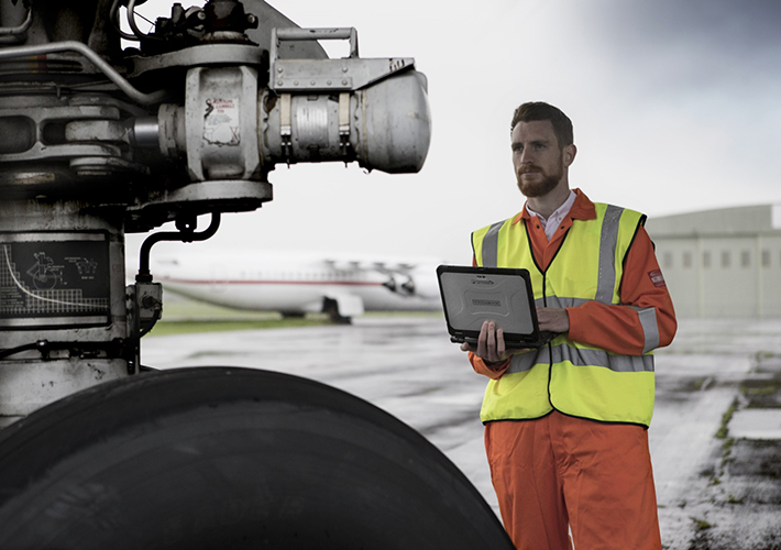 foto noticia LA TECNOLOGÍA ROBUSTA DE PANASONIC OPTIMIZA EL TRABAJO DEL SECTOR DE LA AVIACIÓN