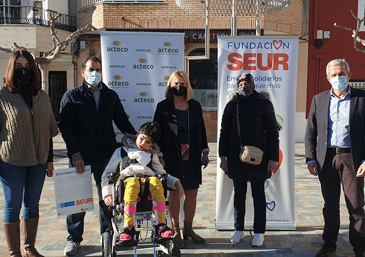 Foto Fundación SEUR entrega más de 9.000€ para financiar la rehabilitación de una niña alicantina.