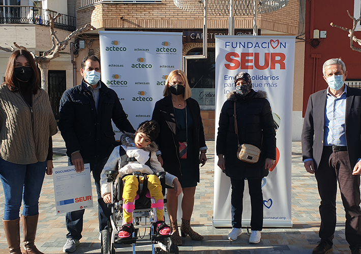 foto noticia Fundación SEUR entrega más de 9.000€ para financiar la rehabilitación de una niña alicantina.