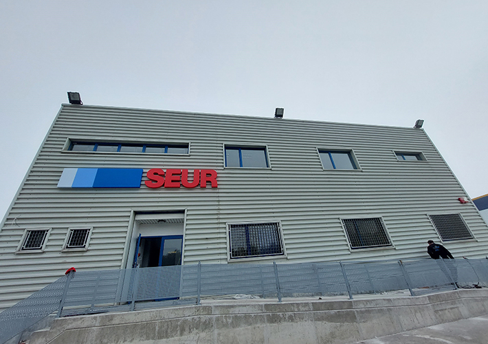 foto noticia SEUR pone en marcha su nueva nave de Ourense para mejorar el servicio en la región.